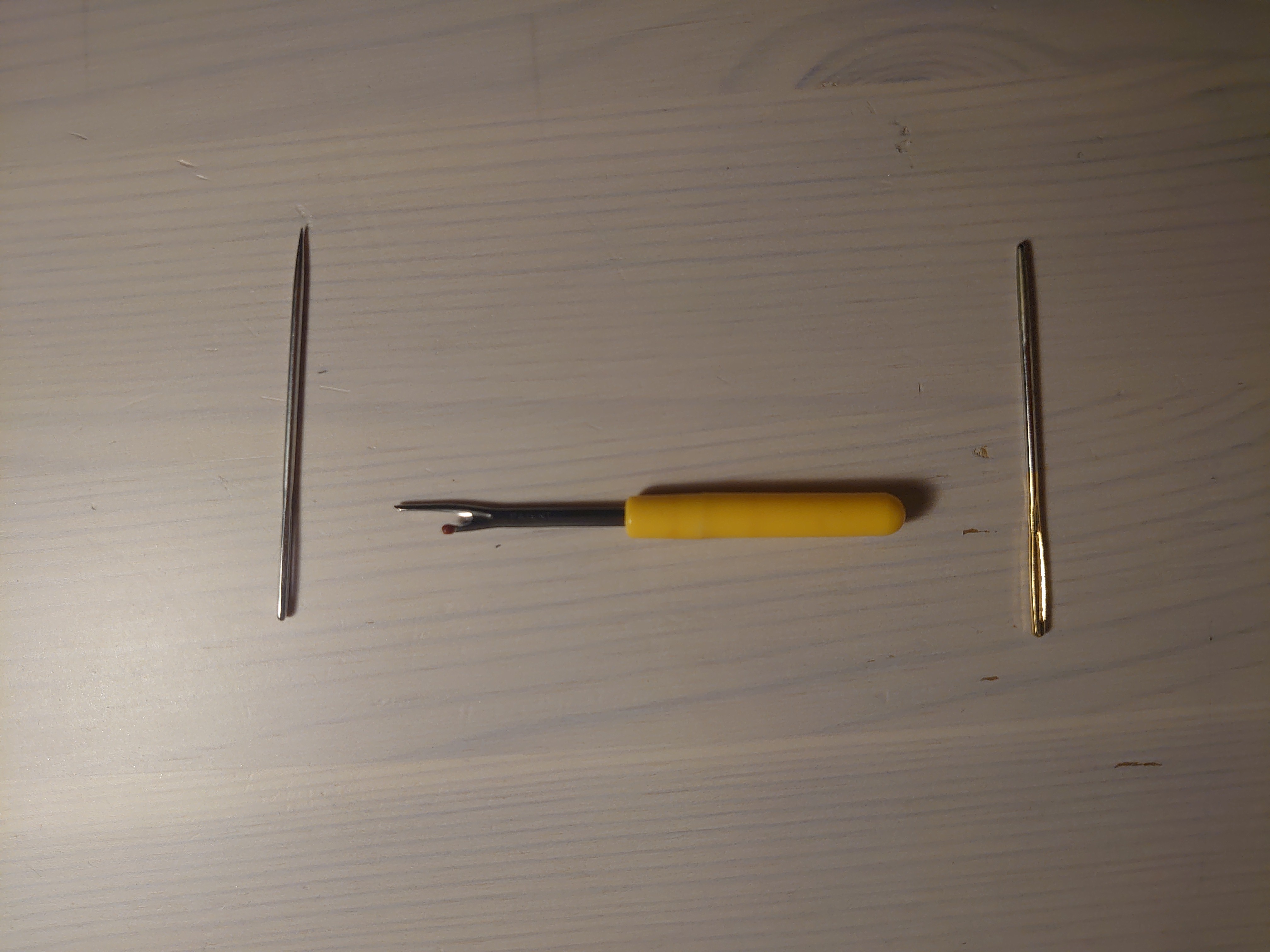 Foto of the needle and the tool
